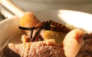 冬蟲夏草燉鮮鮑湯：滋補(bǔ)珍饈的精心烹制